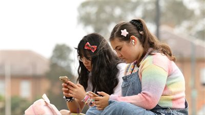 درع رقمي لحماية الطفولة.. الإمارات تحظر 