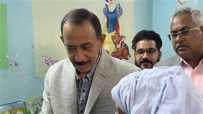 لفتة إنسانية.. محافظ سوهاج يستمع لمطلب مواطن ويوجه بفحص حالته فورًا