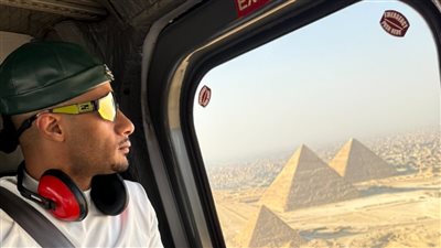 محمد رمضان في رحلة للأهرامات بالتاكسي الجوي                             