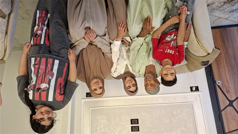 الطالبة وعائلتها