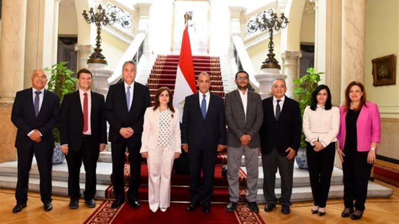 وزير الخارجية يلتقي