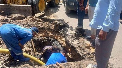 الانتهاء من إصلاح كسر بخط مياه الشرب بشارع المحكمة بمدينة كوم حمادة