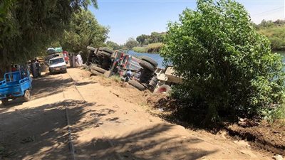 نزلت بحمولتها في الترعة.. انقلاب تريلا محملة بالطوب الأبيض أمام كوبري السريب بالأقصر