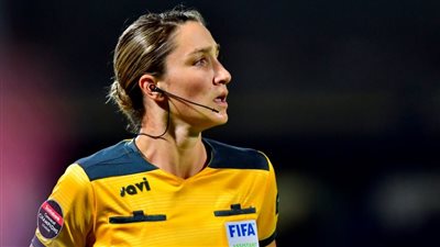 بعد اختيارها لكأس العالم.. كاثرين نيسبيت كيف تحولت من عالم المختبرات للتحكيم  