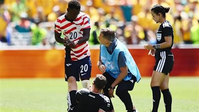 إجهاد مفاجئ للحكم فيليكس تسفاير خلال مواجهة أمريكا وأستراليا بالمونديال