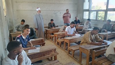 في أسبوعها الثالث.. طلاب القسم العلمي يؤدون امتحان الكيمياء     