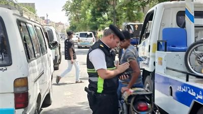 محافظ أسوان يتابع نتائج الحملات المرورية لضبط الشارع وتحقيق الانضباط 