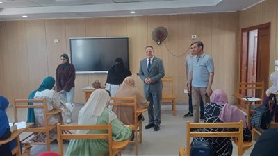 رئيس جامعة دمياط يتابع امتحانات الدراسات العليا بكلية التجارة 