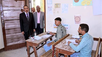 محافظ سوهاج يلتقي أولياء الأمور المتواجدين أمام لجان امتحانات الثانوية