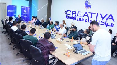 رئيس جامعة سوهاج يلتقي 12 شركة ناشئة من خريجي برامج “كرياتيفا” 