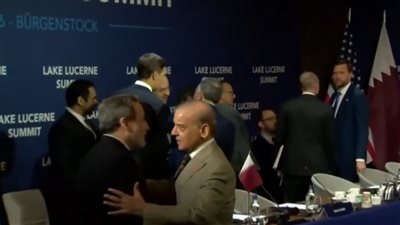ظهور مشترك دون مصافحة.. لقاء نادر بين نائب ترمب ووزير خارجية إيران
