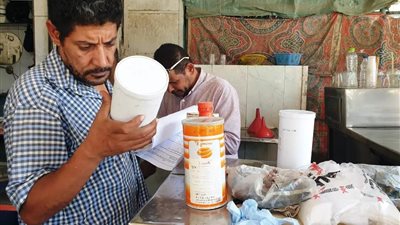 حملات مكثفة للرقابة على محلات العصائر والمشروبات والمنتجات الغذائية بأسوان