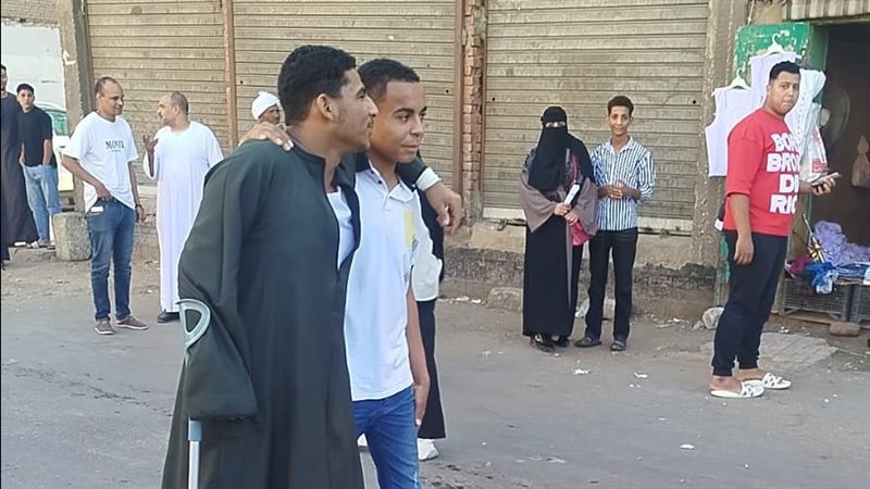 طالب يساند صديقه