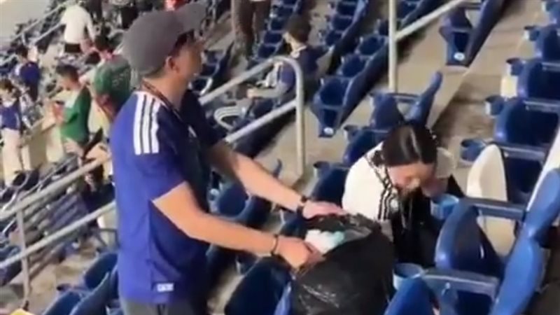 جماهير اليابان تنظف