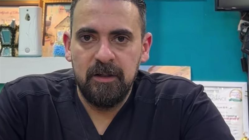 الطبيب 