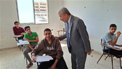 عميد المعاهد الأزهرية في فلسطين يتفقد لجان امتحانات الثانوية 