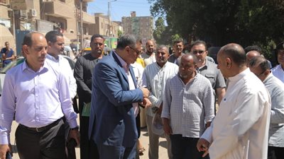 محافظ قنا يتفقد قرية المحروسة ويوجه بتطوير المدخل وإزالة الإشغالات
