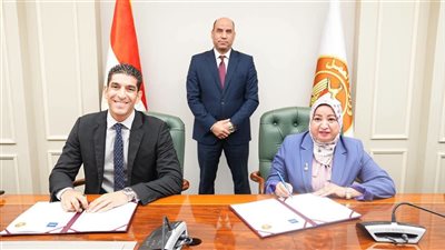 وزير العمل يوقع بروتوكولًا مع 