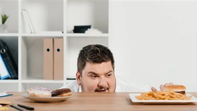 هل يخلط الدماغ بين العطش والجوع؟.. طرق بسيطة للسيطرة على نوبات الأكل