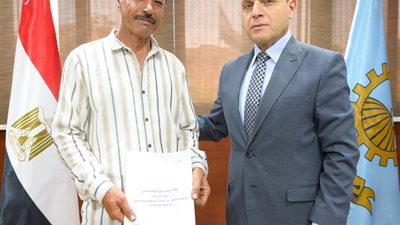 محافظ الغربية يُسلّم 20 عقد تقنين لأراضي أملاك الدولة ويؤكد استمرار التيسيرات 