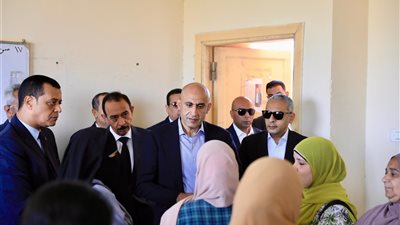 خلال زيارته لسوهاج.. وزير التعليم يلتقي معلمات مدرسة الروافع