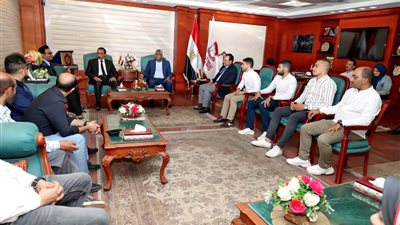 تمهيدًا لإطلاق منظومة التأمين الصحي.. محافظ سوهاج يستقبل وفد وزارة الصحة 
