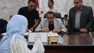 محافظ سوهاج يعقد اللقاء الجماهيري الأسبوعي لبحث مطالب المواطنين وحل مشكلاتهم