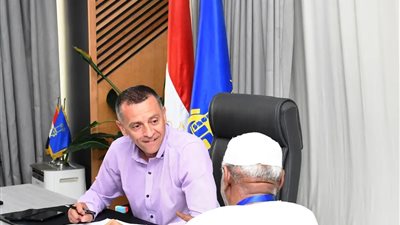 محافظ أسوان يستمع لمطالب 40 مواطنا ومواطنة فى اللقاء الجماهيرى الأسبوعى 