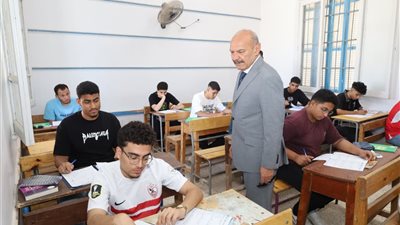 محافظ السويس يؤكد على الإلتزام والإنضباط خلال الإمتحانات وتوفير أجواء مناسبة 