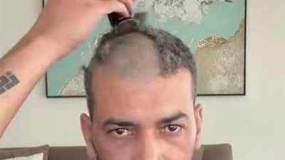 مؤثر أردني يحلق شعره في بث مباشر بعد خسارة منتخبه بالمونديال