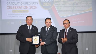 محافظ دمياط يشارك مناقشة مشروعات تخرج الدفعة الذهبية بكلية الهندسة 