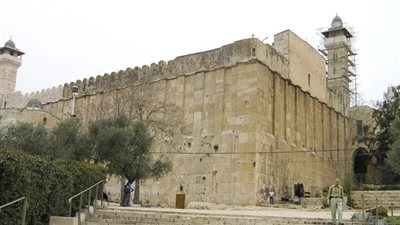 إسرائيل تزيل مظلة المسجد الإبراهيمي تمهيدا لمشروع تسقيف الصحن