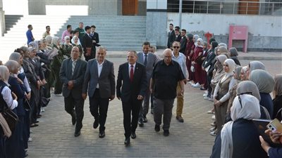 رئيس جامعة دمياط يتفقد معرض مشروعات تخرج برنامج متعدد اللغات بكلية الآداب