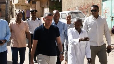 محافظ أسوان يواصل جولاته الميدانية لضبط الشارع ورفع مستوى الخدمات