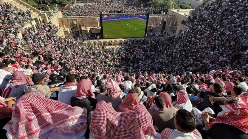 الجماهير في المدرج