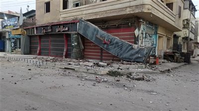 سقوط سور منزل قديم بمدينة الزرقا واستمرار أعمال الإزالة 