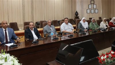 رئيس جامعة قنا يناقش المبادرة الجامعية لتنمية الطفل رياضة - فنون - ثقافة