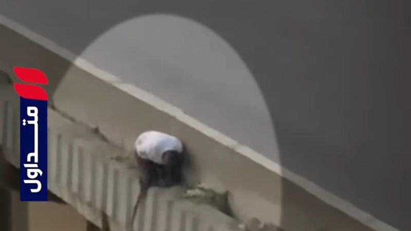 صورة شاب يحاول فك