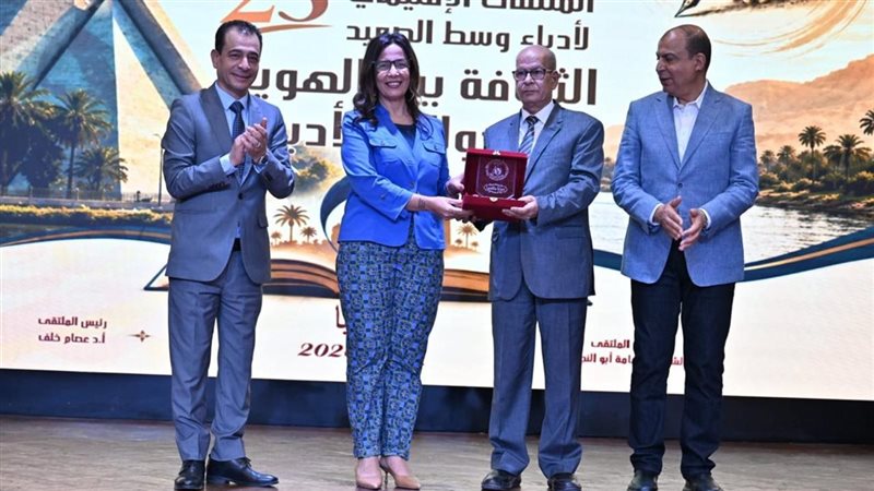 وزيرة الثقافة 