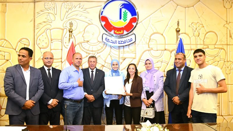 محافظ البحيرة تكرّم