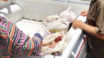 ضبط كميات كبيرة من اللحوم المصنعة الفاسدة داخل محل مشويات شهير ببورسعيد 