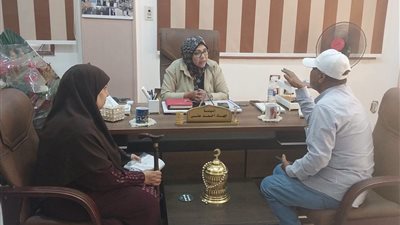 رئيسة حي فيصل تستمع لشكاوى المواطنين وتوجه بسرعة الاستجابة والحلول الفورية