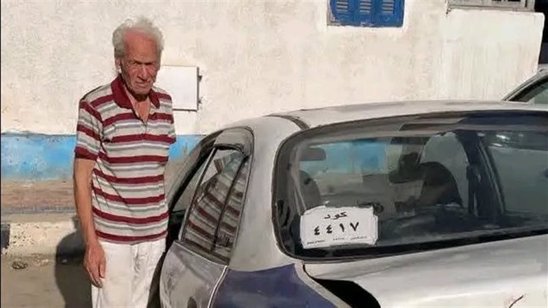 سائق التاكسي مع سيارته