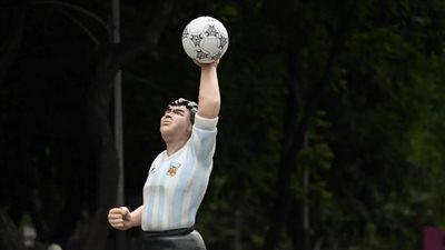 من ملاعب المكسيك إلى قاعات المزادات.. كرة مارادونا تعرض للبيع