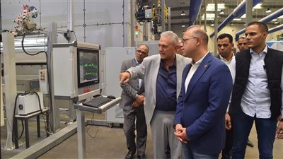 وزير الاستثمار يتفقد شركة فارما بلاست لتصنيع المستلزمات الطبية