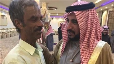 35 عاما من الوفاء.. أسرة سعودية تودّع عاملها الهندي بطريقة أبكت القلوب