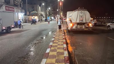 حملات مكثفة لرفع كفاءة النظافة والتجميل بالكورنيش الغربي في حي شرق سوهاج