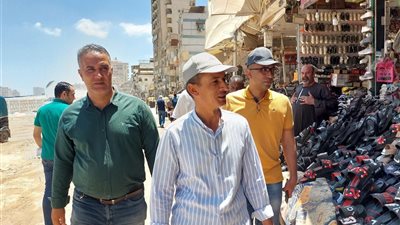 بقيادة 