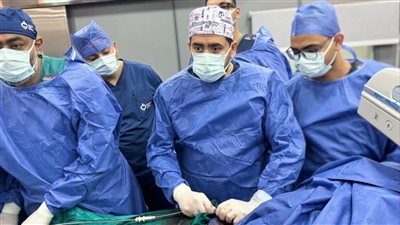 الخبير المصري الأسترالي يجري 13 عملية بالمجان لعلاج الانسداد المزمن بالشرايين