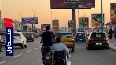 يا صاحبي أنت اللي لوحدك جنبي.. شاب يوثق لحظة مؤثرة مع صديقه  